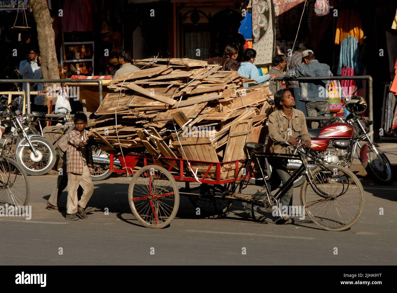 Young manpower in hauling Transportation, Jaipur, India Stock Photo