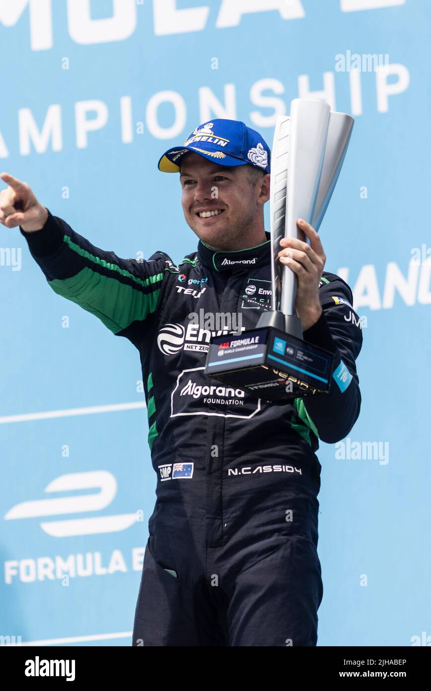 Nick Cassidy (NZL), Envision Racing, 1st position, lifts the