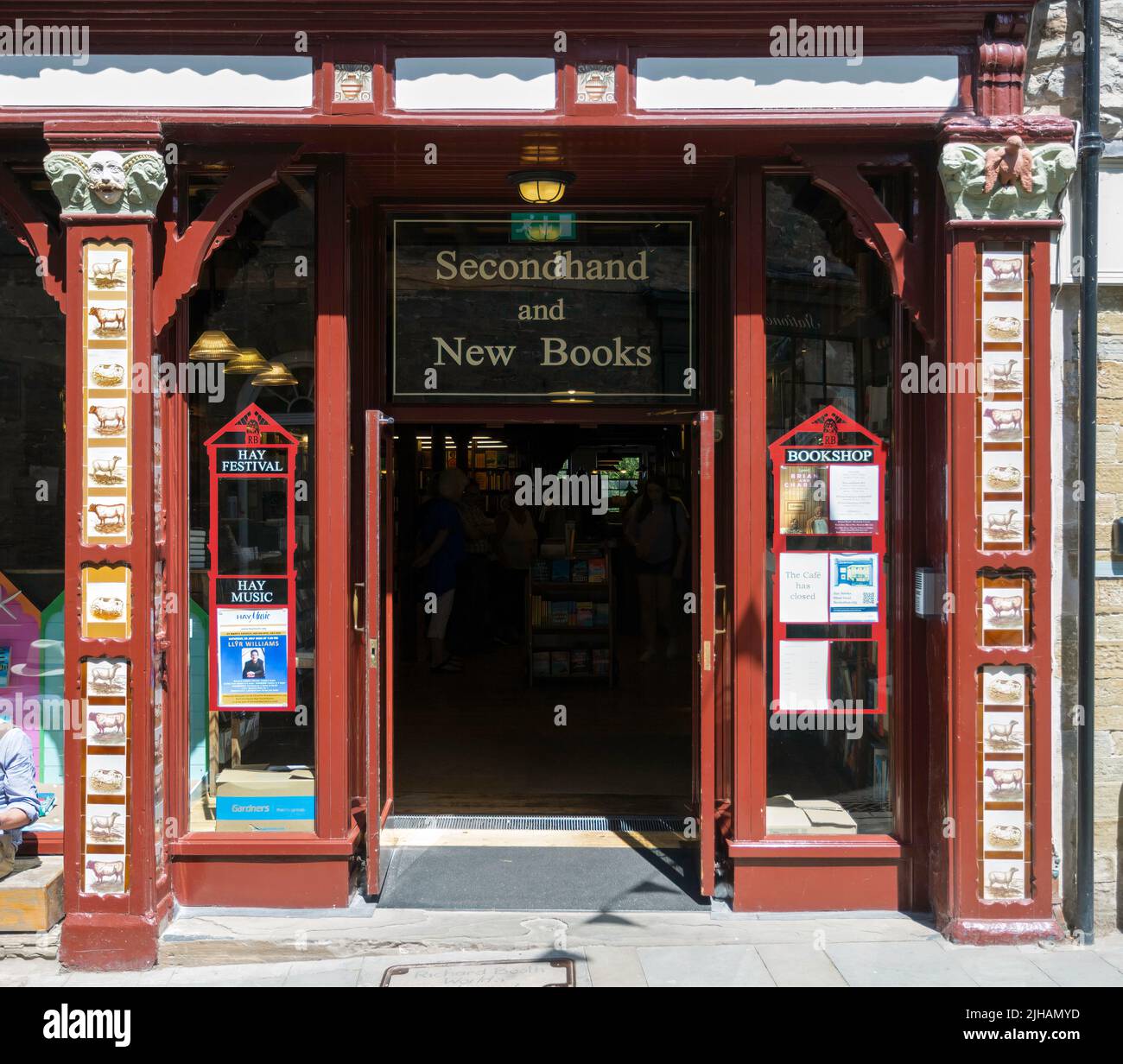 Editorial Hay-on-Wye, UK - July 16, 2022: A Hay-on-Wye shop in South Wales known for lots of shops of second hand books and the The Hay Festival of Li Stock Photo