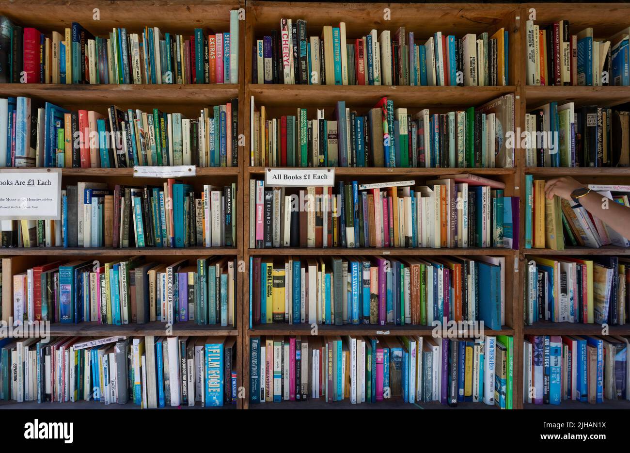 Editorial Hay-on-Wye, UK - July 16, 2022: Bookshelves of cheap second hand books in the grounds of Hay Castle in the town of Hay-on-Wye in South Wales Stock Photo