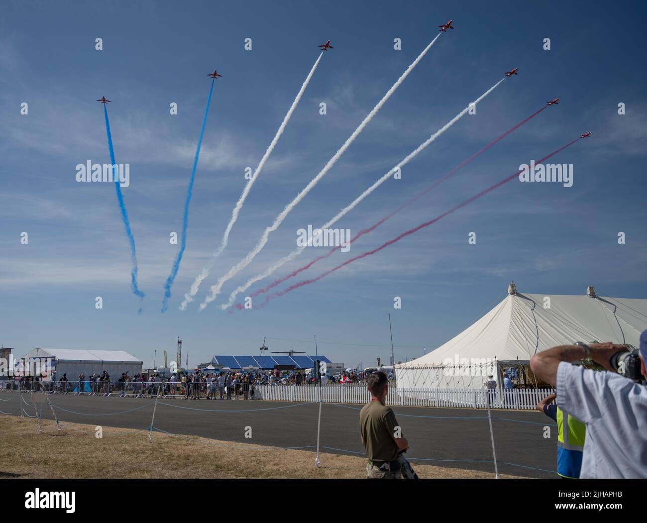 RAF Fairford, Gloucester, UK. 16 July 2022. Several hundred military aircraft of all shapes and sizes, from all eras and countries of the world, gather for one of the world’s largest airshows. Image: Military aerobatic teams display their flying skills. The RAF Red Arrows in action. Credit: Malcolm Park/Alamy Stock Photo