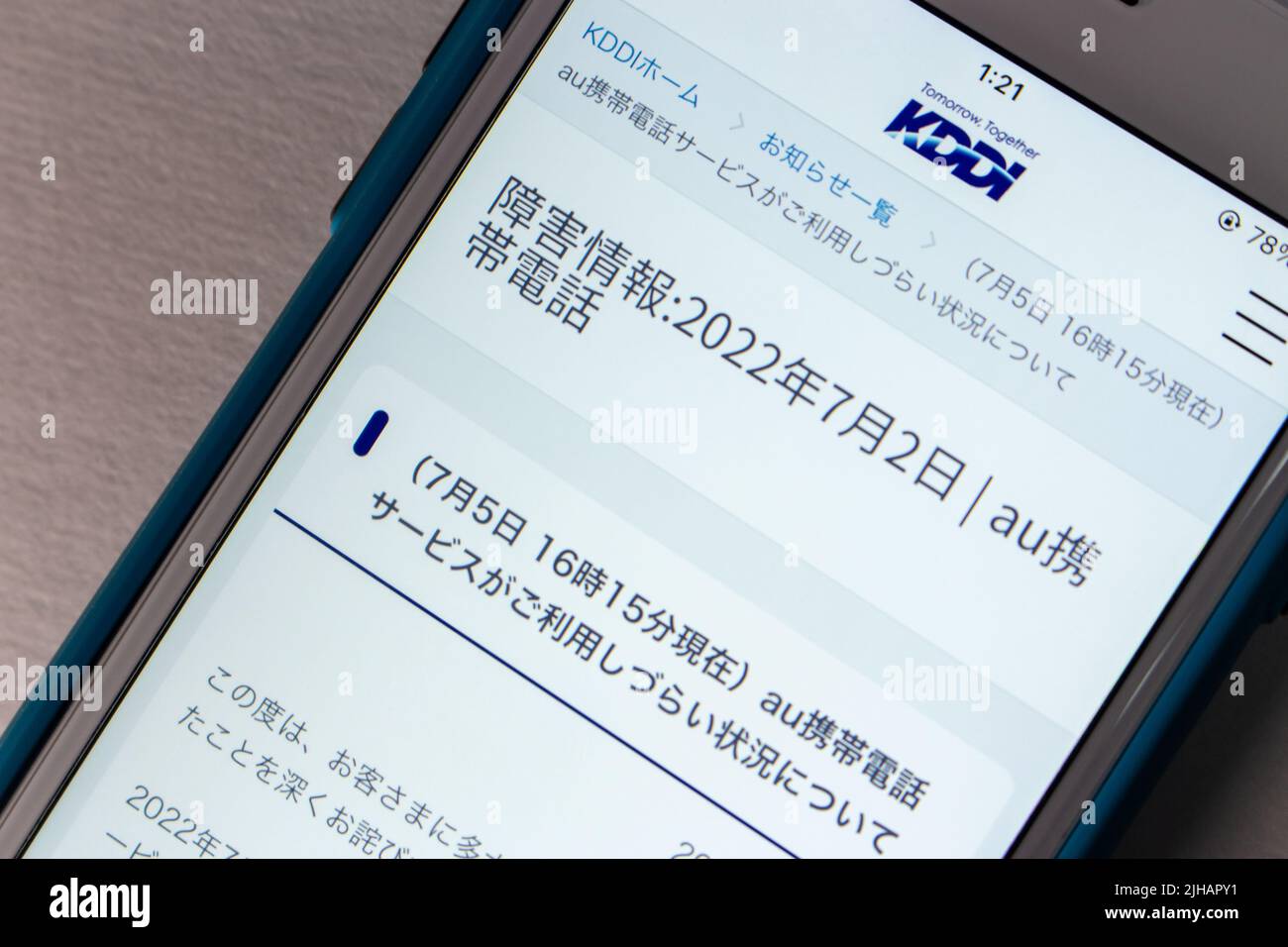 Phone displays Information about network disruptions in KDDI website. In Jul 2022, Japan's mobile carrier au by KDDI experienced 3-day network outages Stock Photo