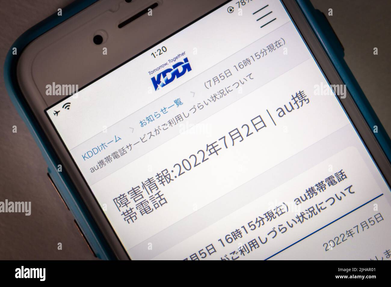 Kumamoto, JAPAN - Jul 15 2022 : “Information about network disruptions” in a website of KDDI on phone in a dark mood. In Jul 2022, Japan's mobile carr Stock Photo