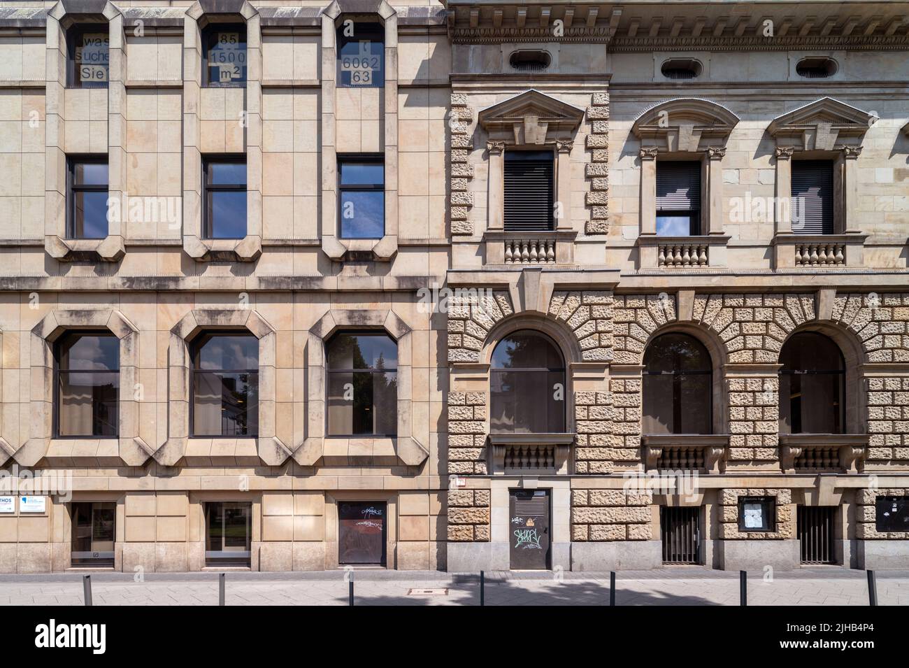 Krefeld, Fassade der Deutschen Bank ( ehem. Bergisch-Märkische Bank), rechts Ursprungsbau 1901 von Hermann Stiller, links Erweiterungsbau von 1981-198 Stock Photo