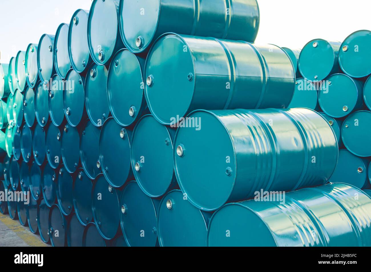 https://c8.alamy.com/comp/2JHB5FC/oil-barrels-green-or-chemical-drums-horizontal-stacked-up-2JHB5FC.jpg