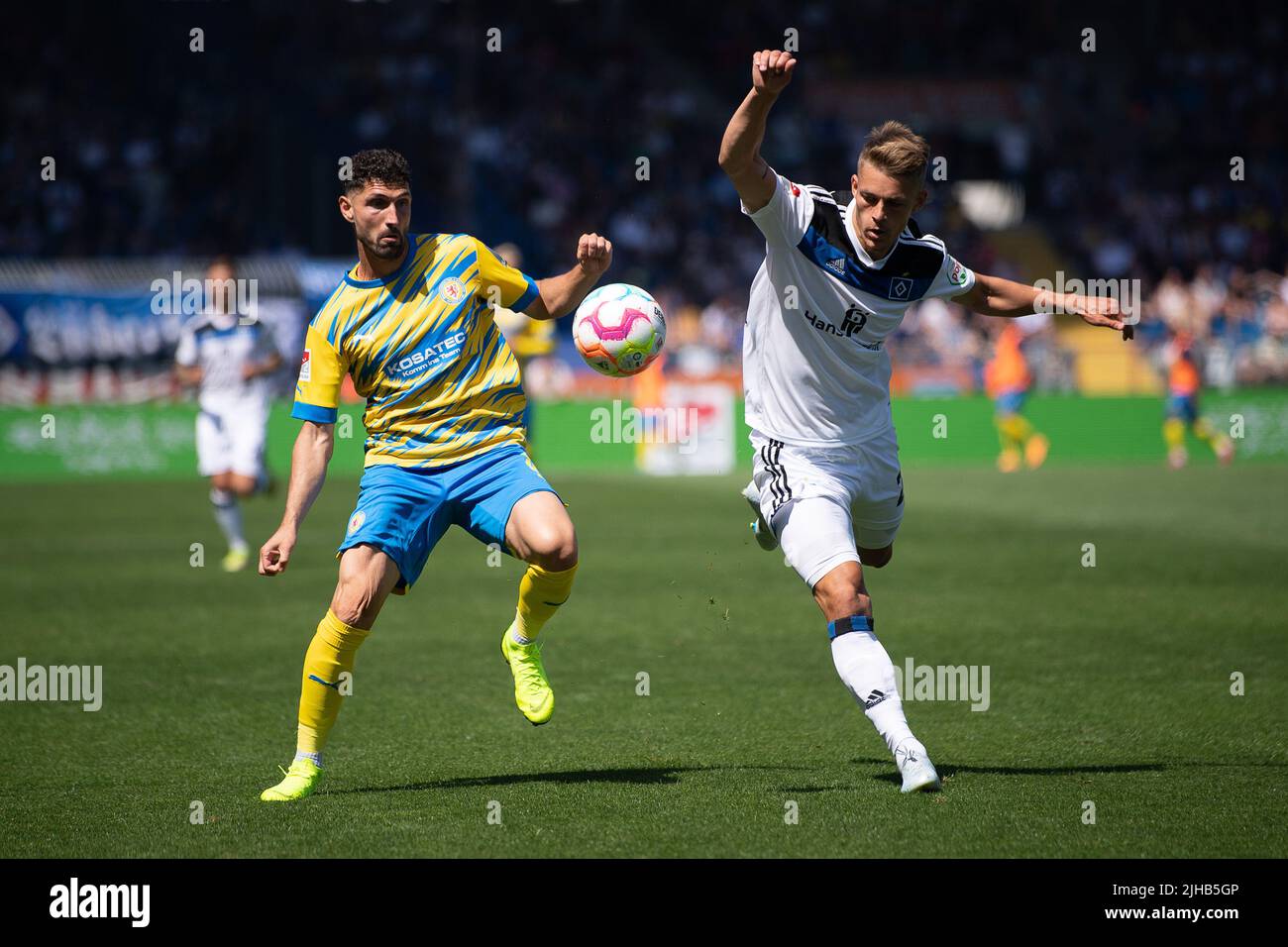 Brunswick, Germany. 17th July, 2022. Soccer: 2nd Bundesliga, Eintracht Braunschweig - Hamburger SV, Matchday 1, Eintracht Stadium. Hamburg's Miro Muheim (r) plays against Braunschweig's Fabio Kaufmann. Credit: Swen Pförtner/dpa - IMPORTANT NOTE: In accordance with the requirements of the DFL Deutsche Fußball Liga and the DFB Deutscher Fußball-Bund, it is prohibited to use or have used photographs taken in the stadium and/or of the match in the form of sequence pictures and/or video-like photo series./dpa/Alamy Live News Stock Photo