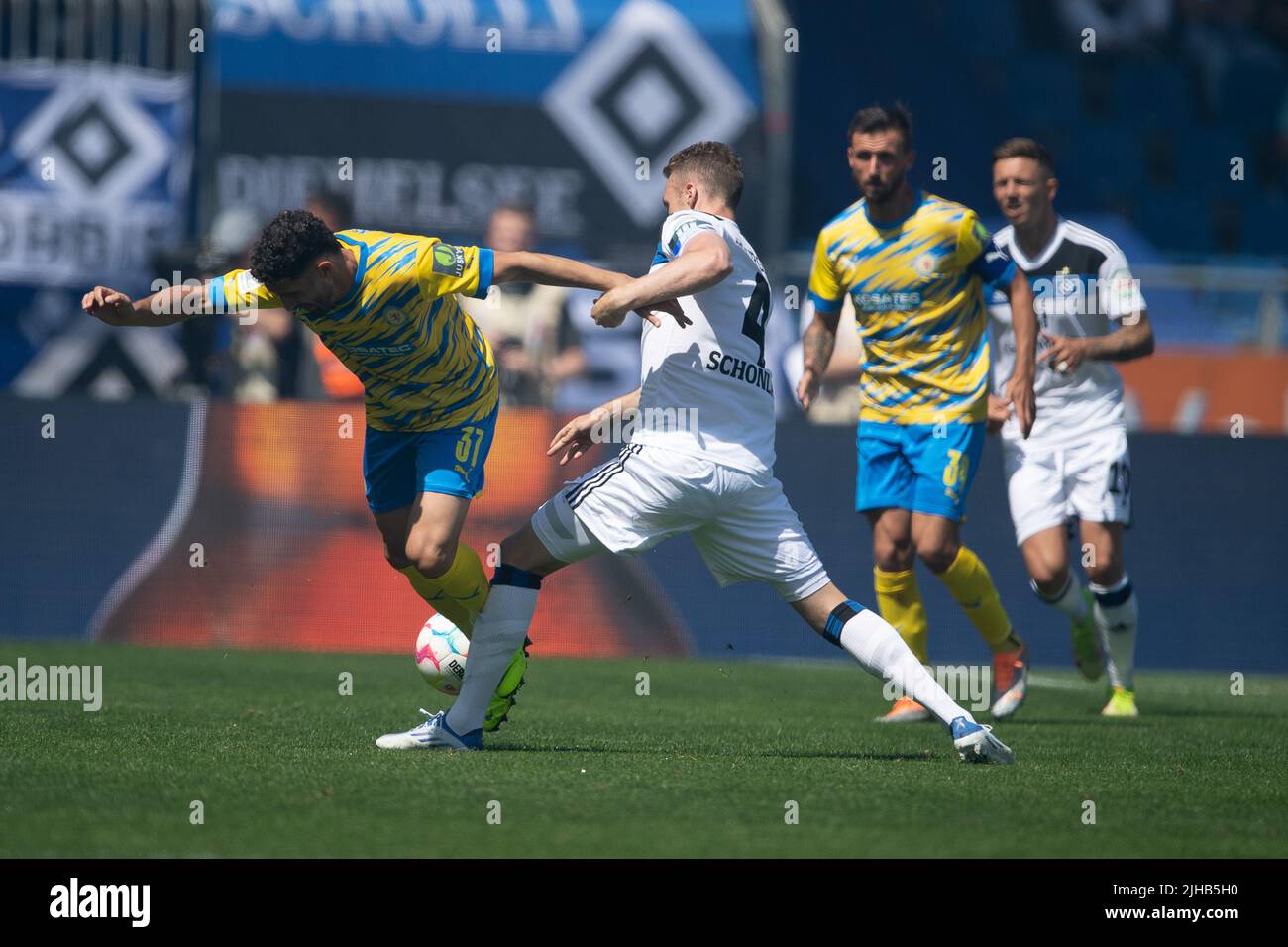 Brunswick, Germany. 17th July, 2022. Soccer: 2nd Bundesliga, Eintracht Braunschweig - Hamburger SV, Matchday 1, Eintracht Stadium. Braunschweig's Fabio Kaufmann (l) plays against Hamburg's Sebastian Schonlau. Credit: Swen Pförtner/dpa - IMPORTANT NOTE: In accordance with the requirements of the DFL Deutsche Fußball Liga and the DFB Deutscher Fußball-Bund, it is prohibited to use or have used photographs taken in the stadium and/or of the match in the form of sequence pictures and/or video-like photo series./dpa/Alamy Live News Stock Photo