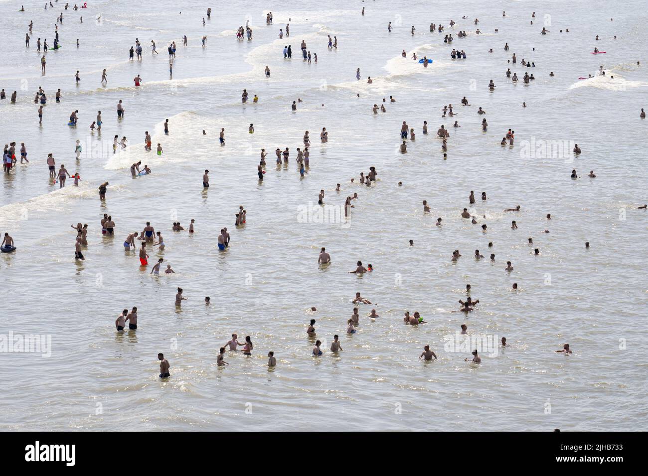 2022-07-17 15:17:42 SCHEVENINGEN - Bathers seek refreshment on the Scheveningen beach. Due to the rising temperature, the National Heat Plan will come into effect on Monday. ANP PHIL NIJHUIS netherlands out - belgium out Stock Photo