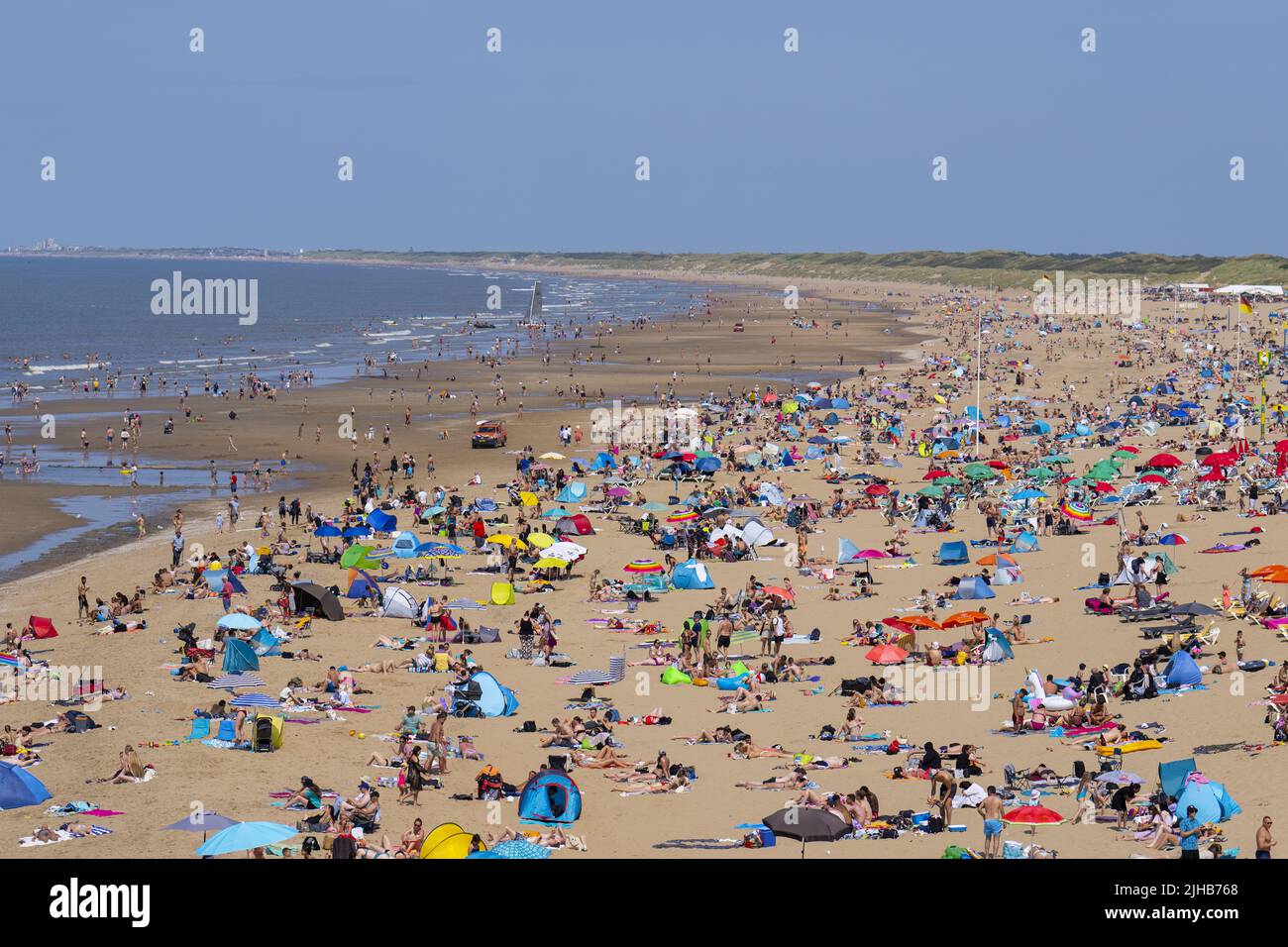 2022-07-17 15:07:58 SCHEVENINGEN - Bathers seek refreshment on the Scheveningen beach. Due to the rising temperature, the National Heat Plan will come into effect on Monday. ANP PHIL NIJHUIS netherlands out - belgium out Stock Photo