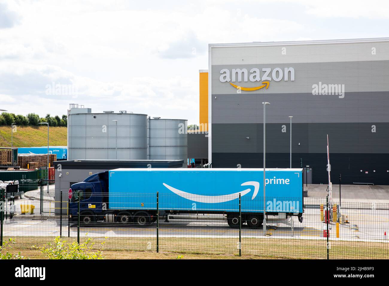 EASTMIDLANDS GATEWAY, UK - JULY 15, 2022.  An Amazon Prime delivery truck arriving at a large Amazon warehouse fulfilment centre to oad with products Stock Photo