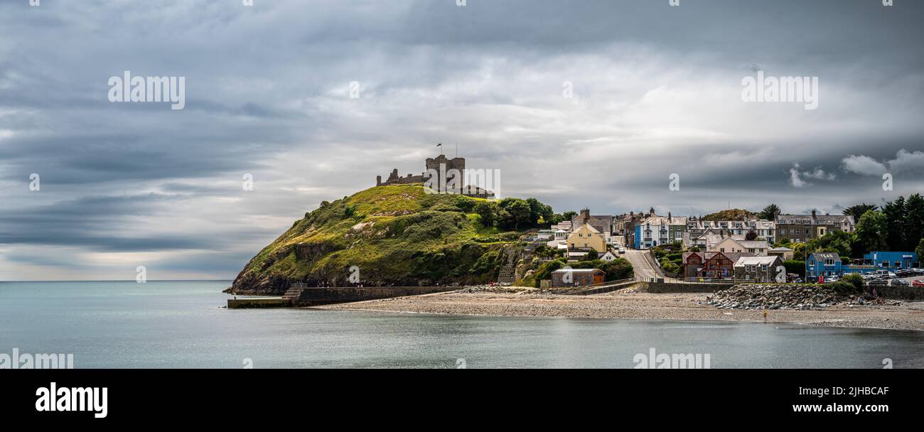 Clouds gather over Castell Criccieth (Criccieth Castle) on the northern shoreline of the Llyn Peninsula, Gwynneth, Wales.    This castle was built by Stock Photo