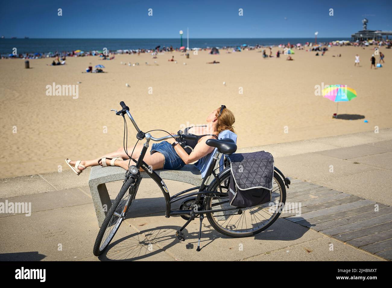 2022-07-17 15:57:17 SCHEVENINGEN - Bathers seek refreshment on the Scheveningen beach. Due to the rising temperature, the National Heat Plan will come into effect on Monday. ANP PHIL NIJHUIS netherlands out - belgium out Stock Photo