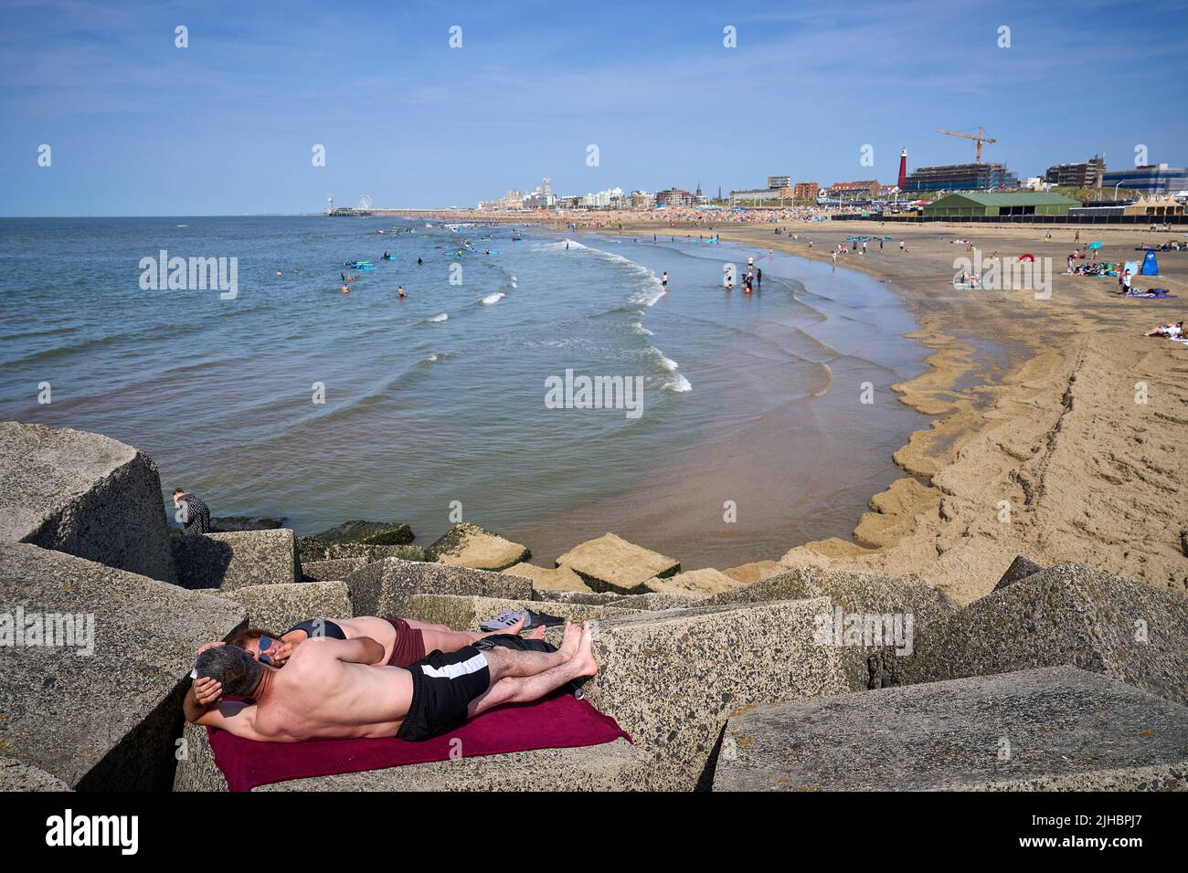 2022-07-17 16:22:19 SCHEVENINGEN - Bathers seek refreshment on the Scheveningen beach. Due to the rising temperature, the National Heat Plan will come into effect on Monday. ANP PHIL NIJHUIS netherlands out - belgium out Stock Photo
