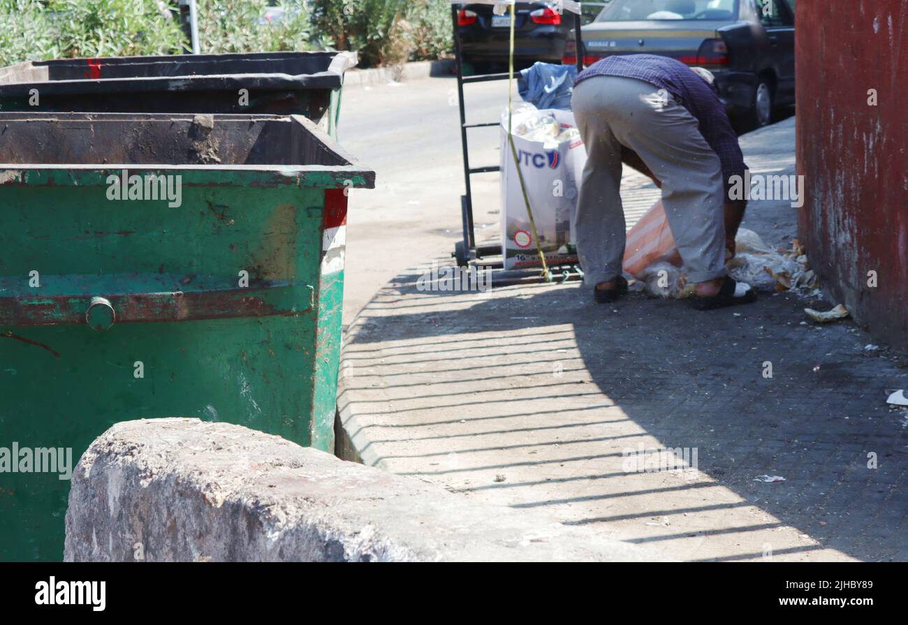 Looking rummage hires stock photography and images Alamy