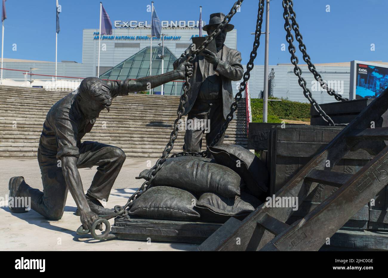 'Landed' the Dockers statue by Les Johnson at Victoria Dock. Stock Photo