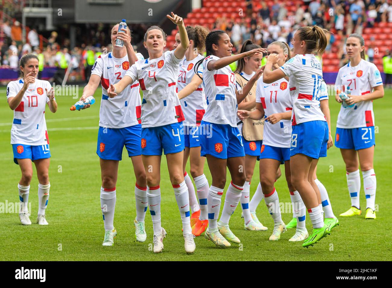 SHEFFIELD - Players of the Netherlands celebrate victory during the UEFA Women's EURO England 2022 match between Switzerland and the Netherlands at Bramall Lane stadium on July 17, 2022 in Sheffield, United Kingdom. ANP GERRIT VAN COLOGNE Stock Photo