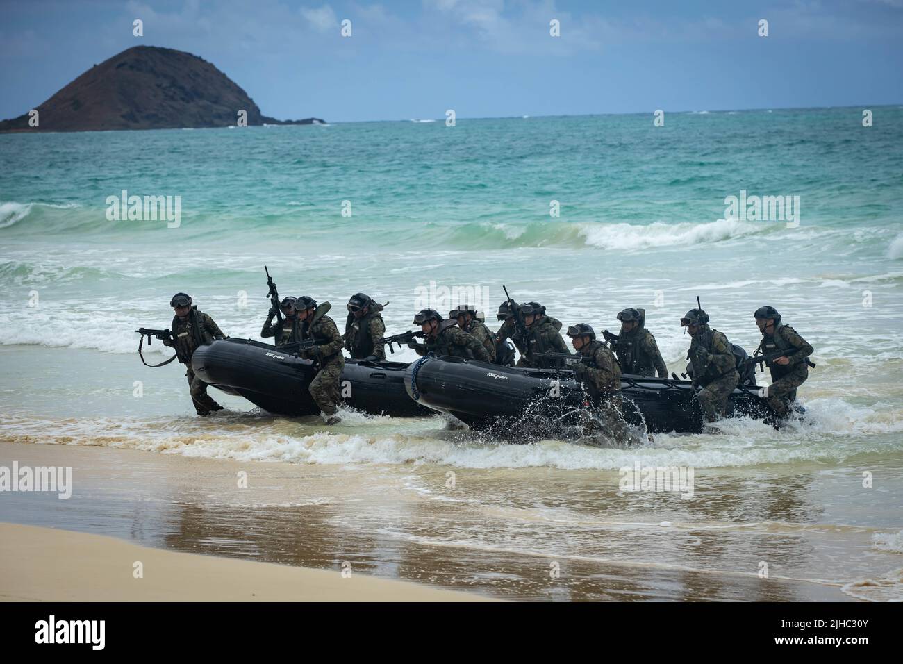 Waimanalo, United States. 15th July, 2022. Mexican Naval Infantry land combat rubber raiding craft during an amphibious operations training with the U.S. Marine Corps part of the Rim of the Pacific exercises at Bellows Beach July 15, 2022 in Bellows Air Force Station, Hawaii. Credit: LCpl. Haley Fourmet Gustavsen/U.S. Marines/Alamy Live News Stock Photo