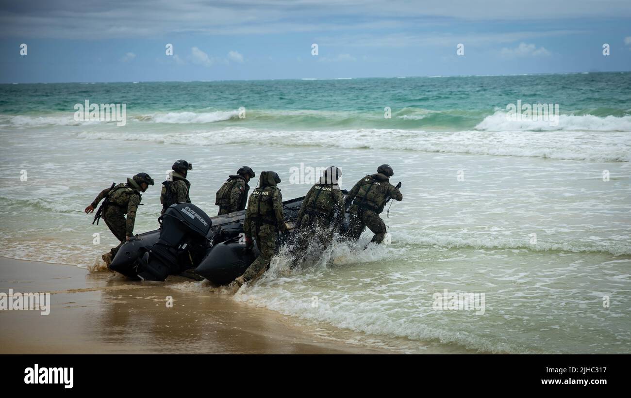 Waimanalo, United States. 15th July, 2022. Mexican Naval Infantry launch combat rubber raiding craft during an amphibious operations training with the U.S. Marine Corps part of the Rim of the Pacific exercises at Bellows Beach July 15, 2022 in Bellows Air Force Station, Hawaii. Credit: LCpl. Haley Fourmet Gustavsen/U.S. Marines/Alamy Live News Stock Photo