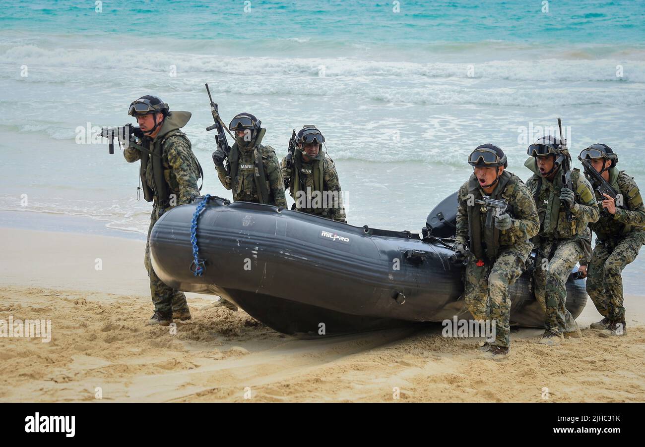 Waimanalo, United States. 15th July, 2022. Mexican Naval Infantry land a combat rubber raiding craft on the beach during an amphibious operations training with the U.S. Marine Corps during Rim of the Pacific exercises at Bellows Beach July 15, 2022 in Bellows Air Force Station, Hawaii. Credit: MCS Leon Vonguyen/U.S. Navy/Alamy Live News Stock Photo
