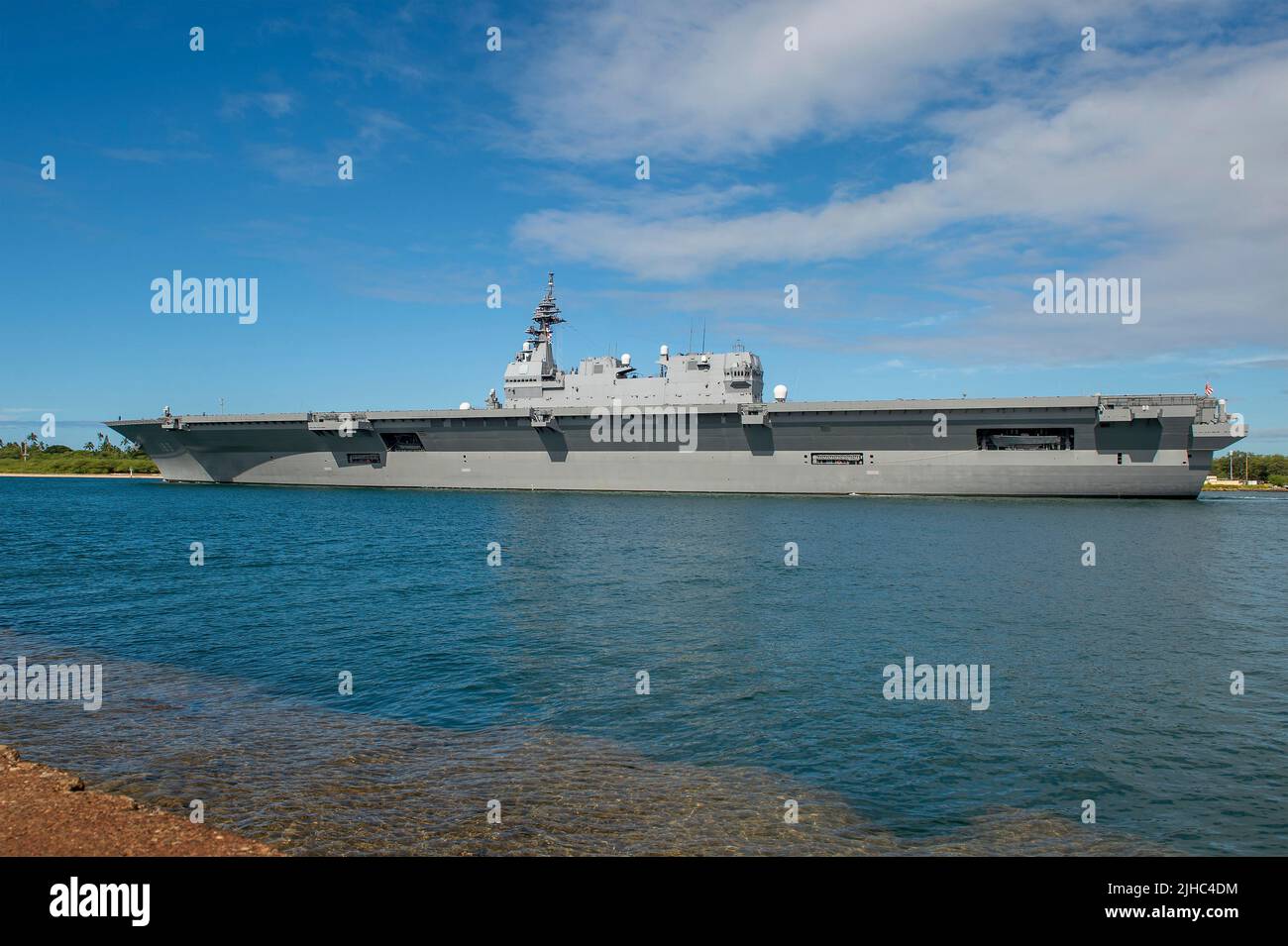 Pearl Harbor, United States. 12 July, 2022. The Japan Maritime Self-Defense Force Izumo class helicopter destroyer JS Izumo departs Pearl Harbor to begin the at-sea phase of Rim of the Pacific July 12, 2022 in Honolulu, Hawaii.  Credit: MC2 Aiko Bongolan/US Navy/Alamy Live News Stock Photo