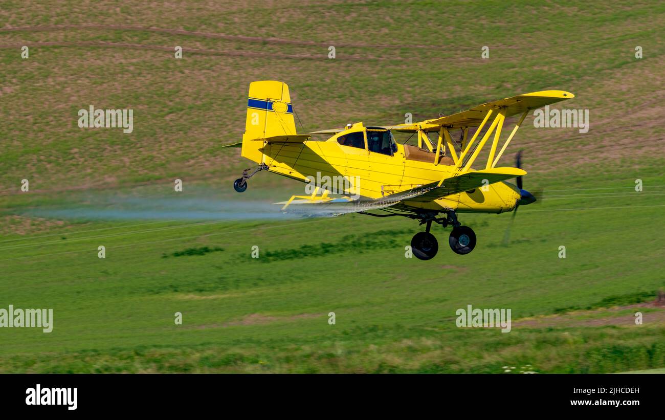Crop Duster sprays crops in Eastern Washington State Stock Photo