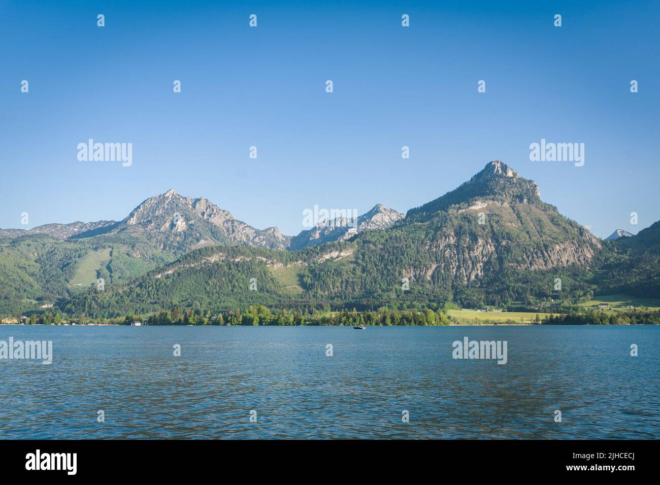 Sparber, Rinnkogel and Bergwerkskogl mountains at the Lake Wolfgangsee in Salzkammergut during summer. Stock Photo