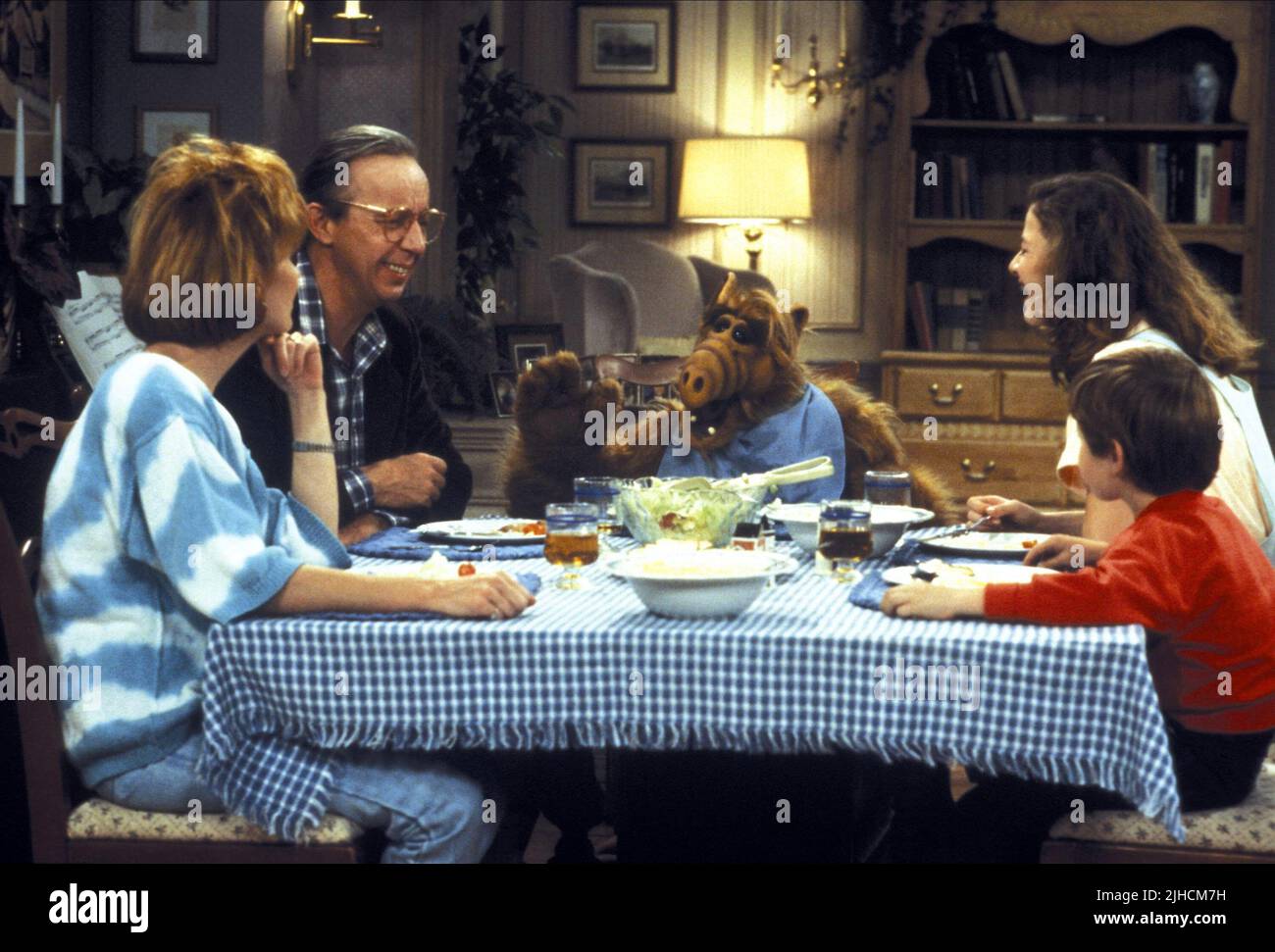 ANNE SCHEDEEN, MAX WRIGHT, ALF, ANDREA ELSON, BENJI GREGORY, ALF, 1986 Stock Photo