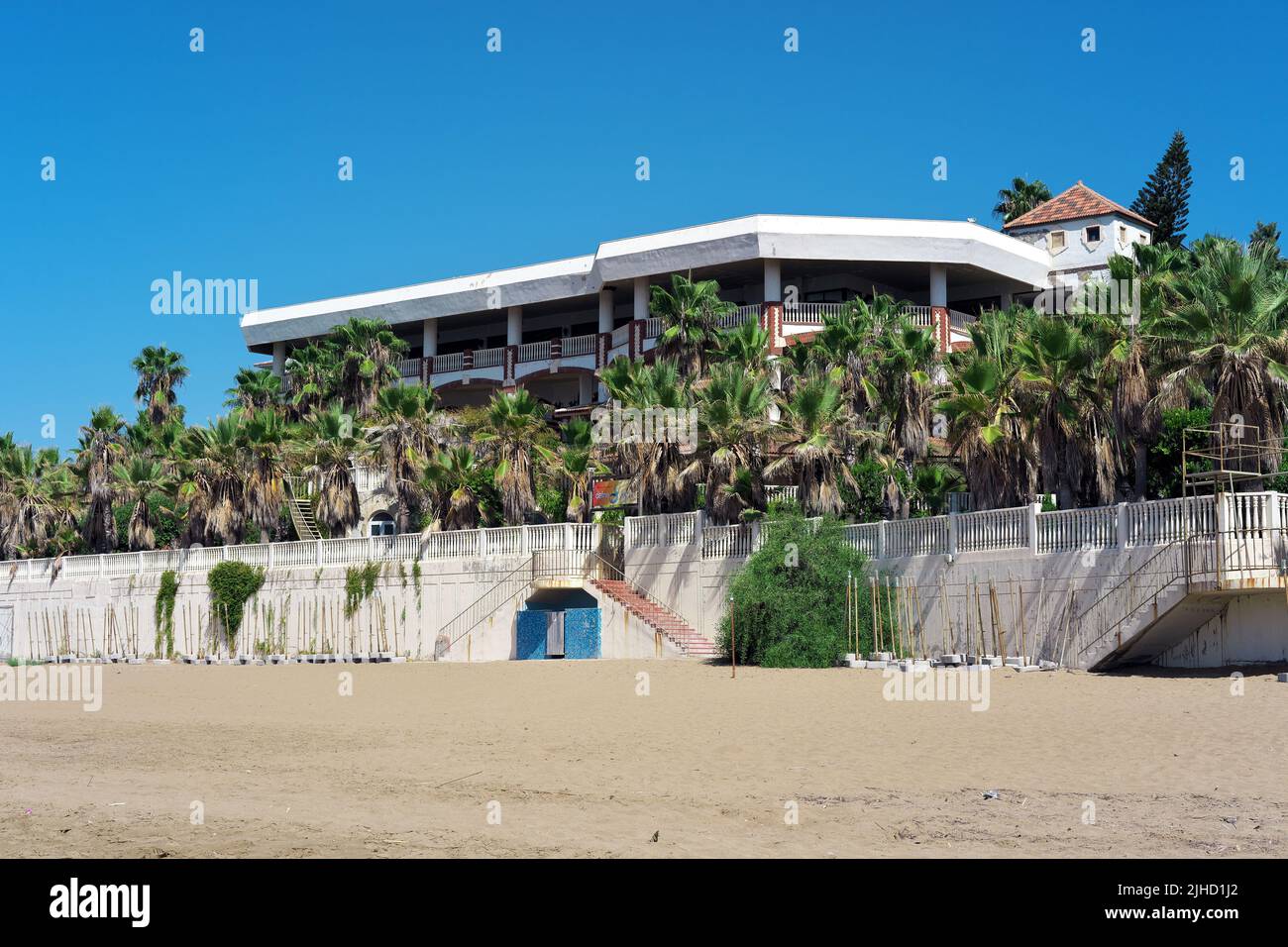 Deserted hotel building by the beach over wall Stock Photo