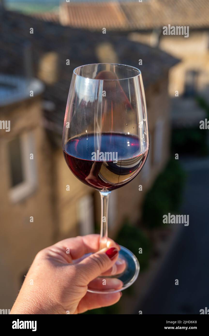Wine tour with tasting of red dry wine and view on medieval houses in ChâteauneufduPape