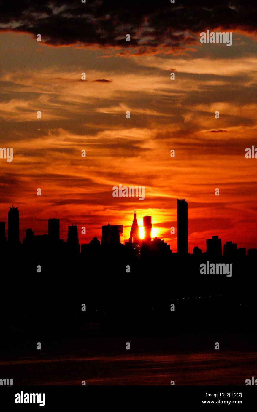 Nyc sunrise silhouettes hi-res stock photography and images - Alamy