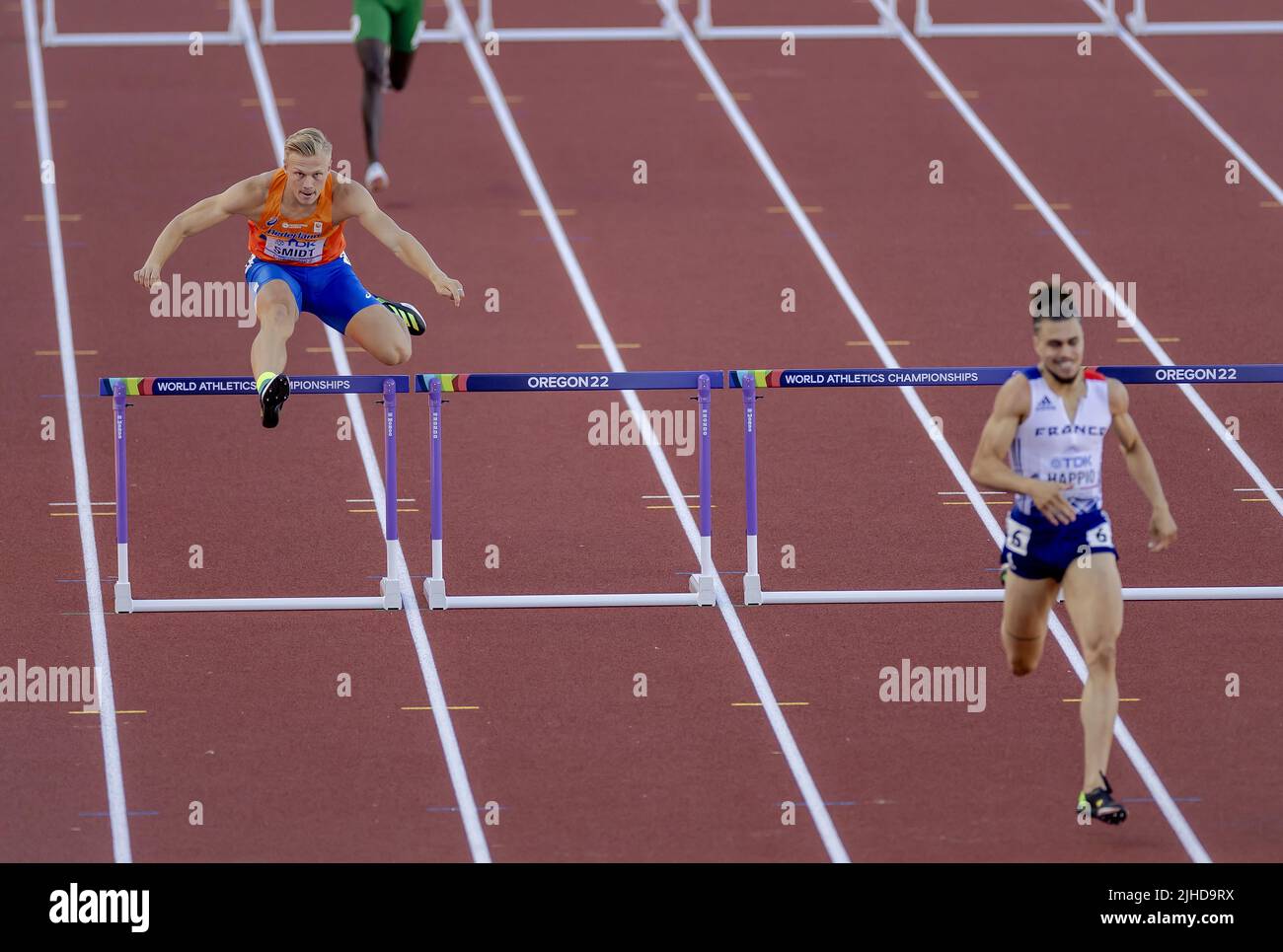 EUGENE - Nick Smidt in action during 400 meters hurdles on the third ...