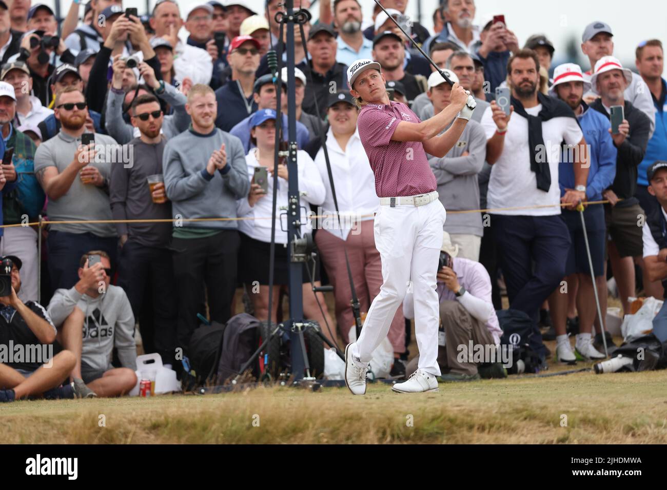 St Andrews, Fife, Scotland, UK. 17th July, 2022. Australia's Cameron Smith hits his tee shot on the 16th hole during the fourth round of the 150th British Open Championship at St Andrews Links in St Andrews, Fife, Scotland on July 17, 2022. Credit: Koji Aoki/AFLO SPORT/Alamy Live News Credit: Aflo Co. Ltd./Alamy Live News Stock Photo