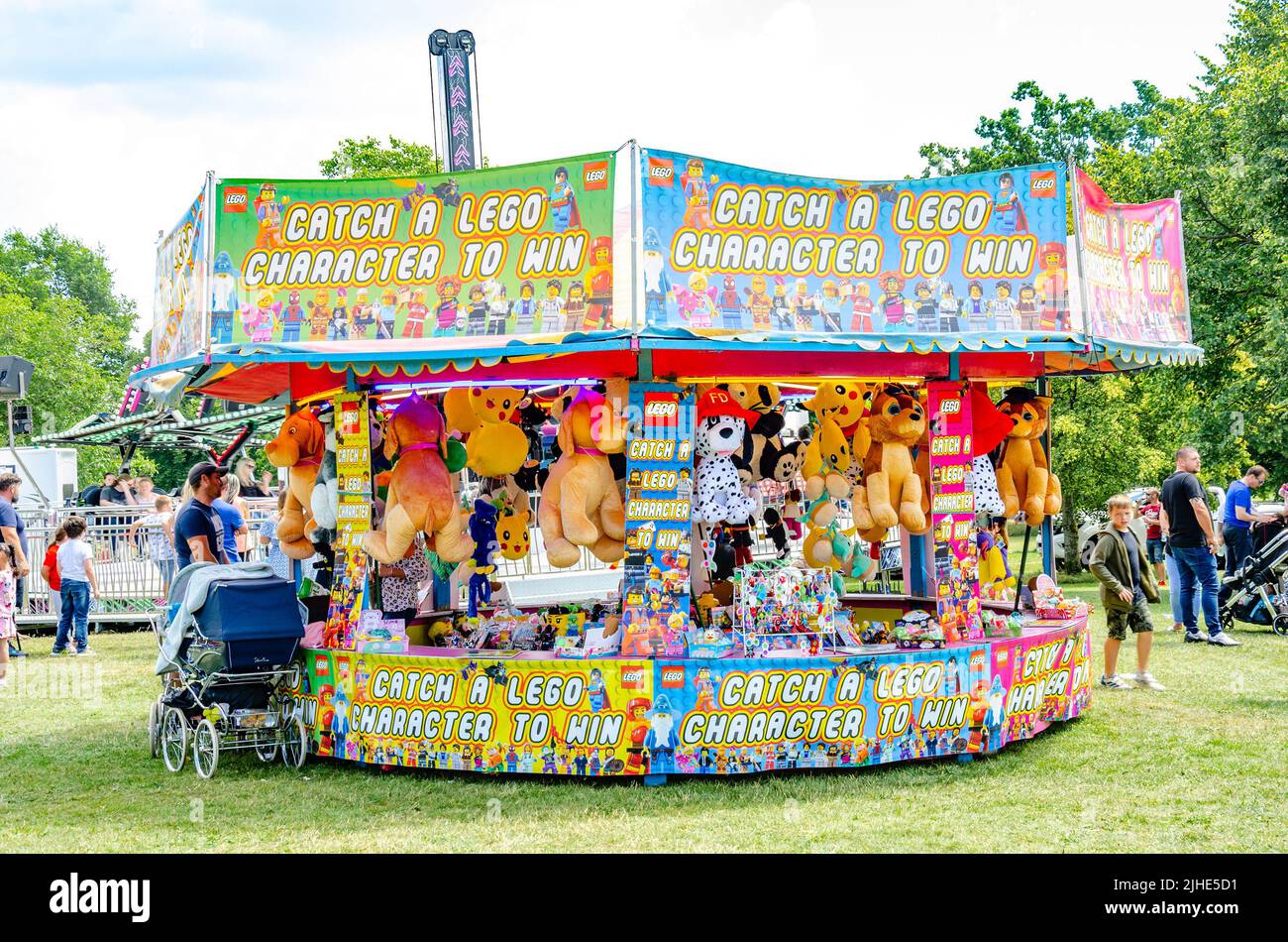 A stall, a game of chance at a fairground in Prospect Park, Reading Stock Photo
