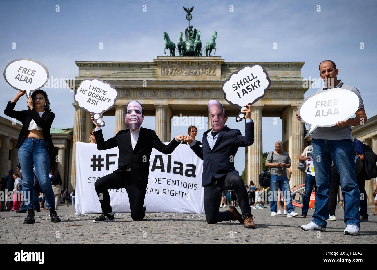 Berlin, Germany. 18th July, 2022. Activists of the non-governmental organization Avaaz protest with masks with the likeness of Chancellor Scholz and President al-Sisi in front of the Brandenburg Gate against the visit of the Egyptian president and for the release of the Egyptian blogger Alaa Abd el-Fattah. Credit: Bernd von Jutrczenka/dpa/Alamy Live News Stock Photo