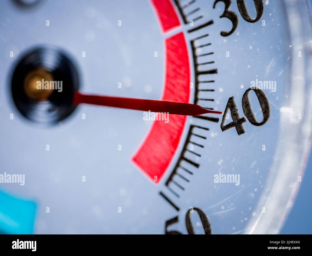 18 July 2022, Hessen, Frankfurt/Main: ILLUSTRATION - An outdoor thermometer shows a temperature of nearly 40 degrees Celsius against a blue sky. Photo: Frank Rumpenhorst/dpa Stock Photo