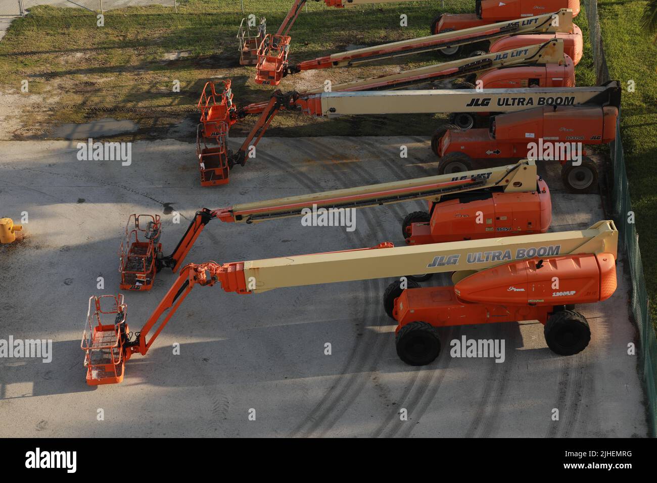 Genie boom articulating lift hi-res stock photography and images - Alamy