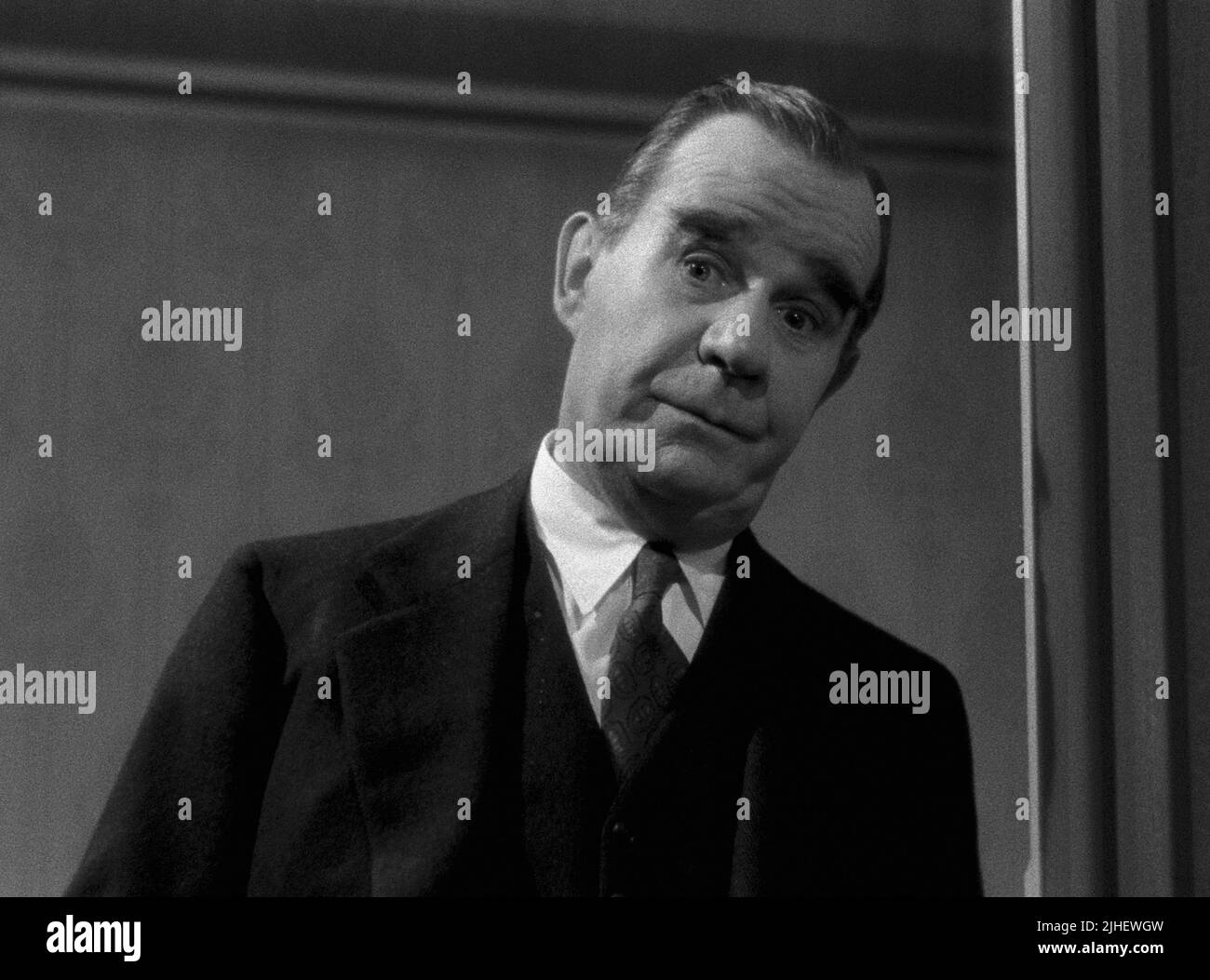 L'OMBRE D'UN DOUTE SHADOW OF A DOUBT 1943 de Alfred Hitchcock Henry Travers. code Universal 1264 Prod DB © Universal Pictures Stock Photo