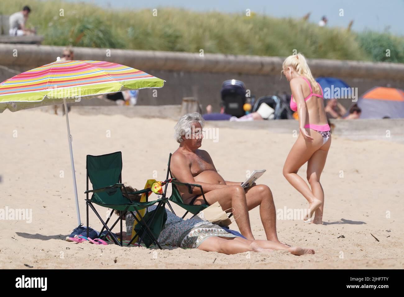 People enjoying the weather on Blyth beach, Northumberland, on the north east coast, as the heatwave sweeps across England. Picture date: Monday July 18, 2022. Stock Photo
