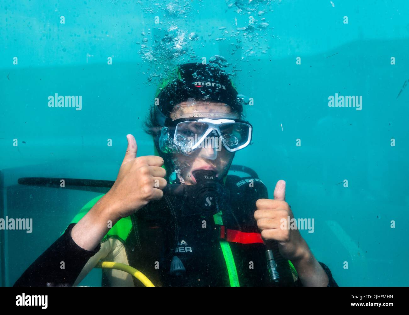Roberts Cove, Cork, Ireland. 18th July, 2022. On one of the hottest days of the year, a diver stays cool by taking part in  a diving class in the training pool at the Oceans of Discovery dive center in Roberts Cove, Cork, Ireland. - Credit; David Creedon / Alamy Live News Stock Photo