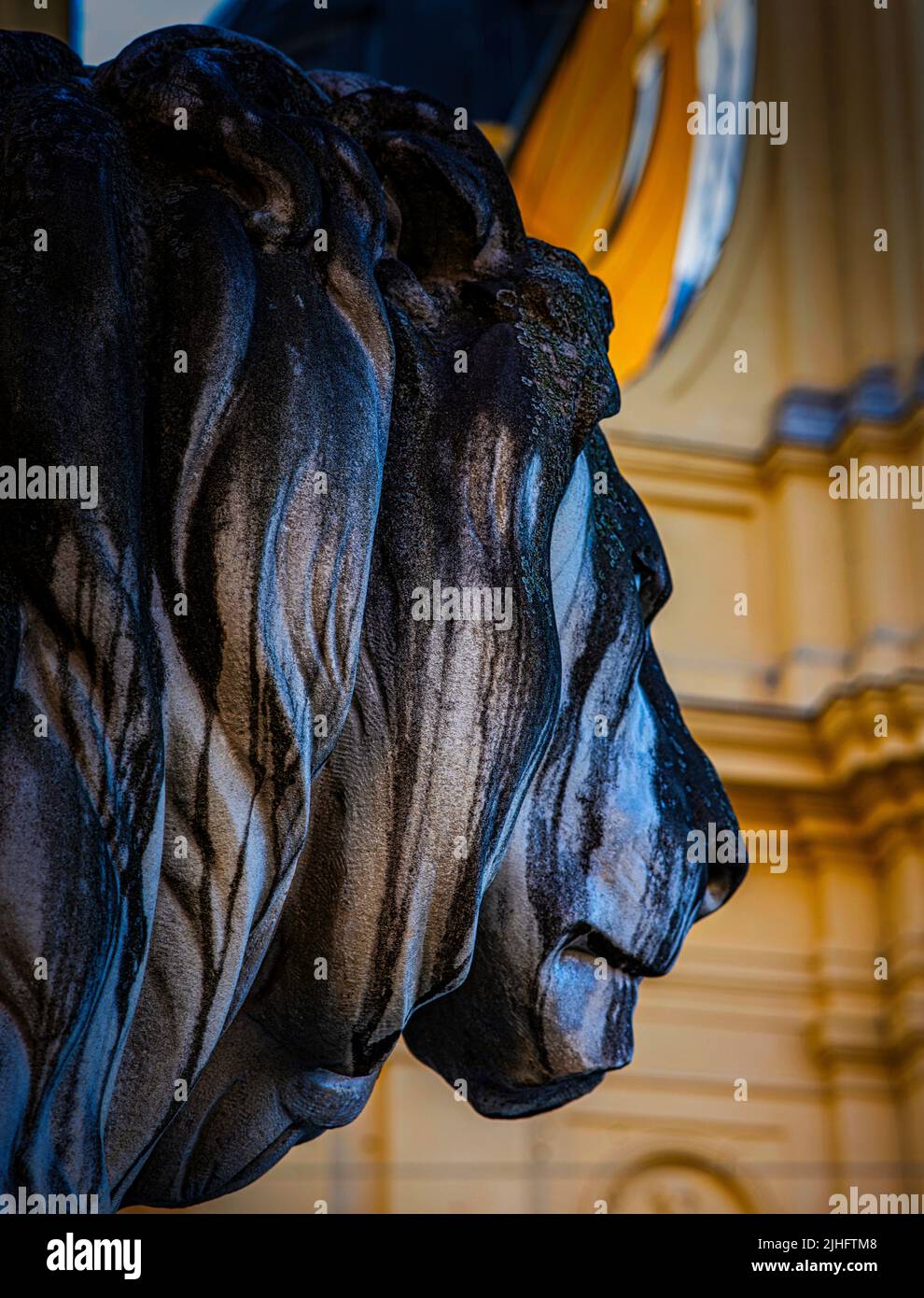 Lion head sculpture hi-res stock photography and images - Alamy