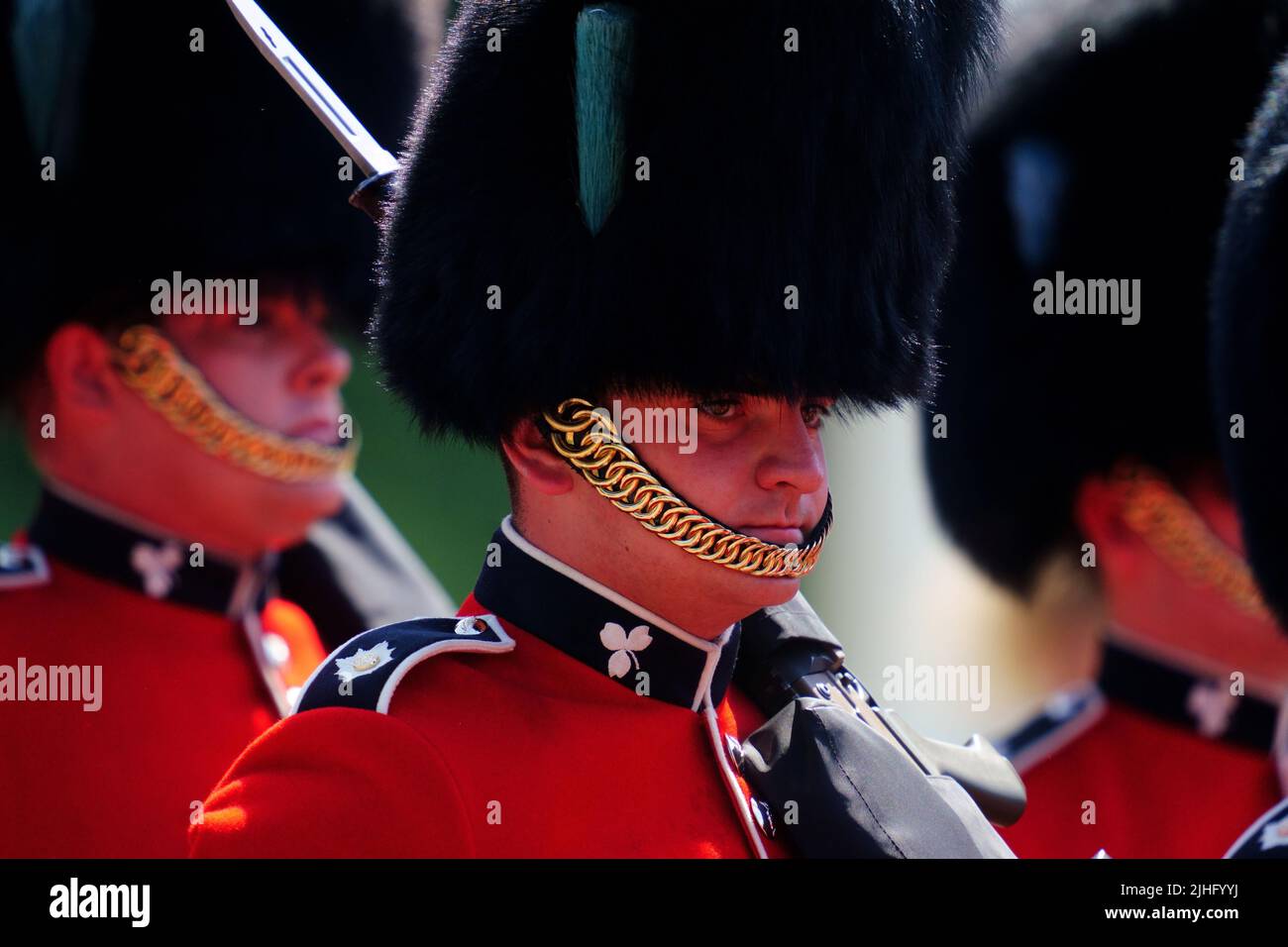 A member of The Queen's Guard takes part in the Changing the Guard ceremony on The Mall in front of Buckingham Palace in London during the UK's first red extreme heat warning. The UK is facing travel disruption, closed schools and health warnings as the country braces for extreme heat over the next two days with temperatures set to soar into the high 30s in some areas on Monday, while Tuesday is predicted to be even hotter. Picture date: Monday July 18, 2022. Stock Photo