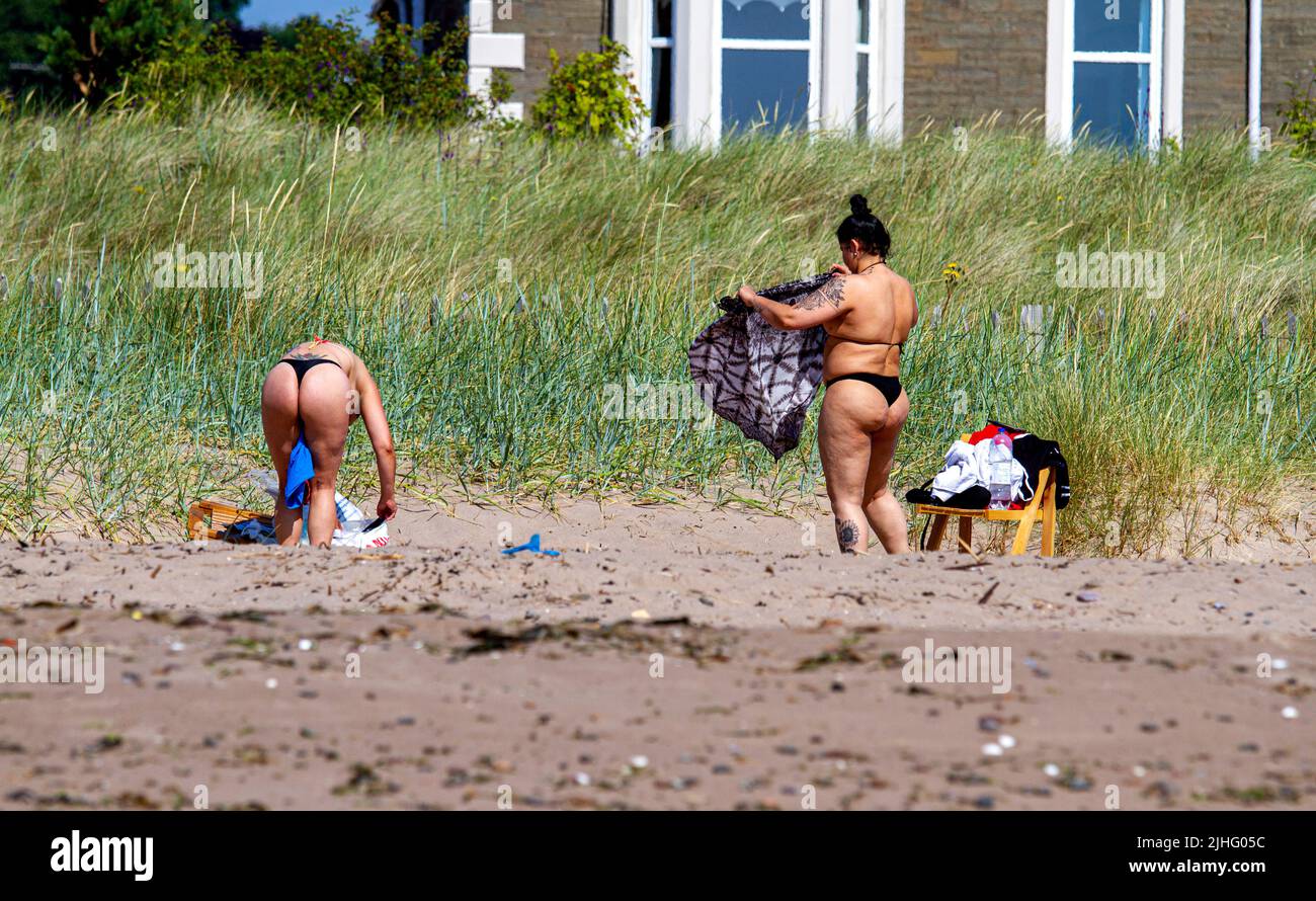 Dundee, Tayside, Scotland, UK, 18th July, 2022. UK Weather: Temperatures in North East Scotland reached 27°C in the morning. The lovely summer heatwave drew families, beach-goers, and sunbathers to Dundee Broughty Ferry beach to enjoy the warm July sun. Credit: Dundee Photographics/Alamy Live News Stock Photo