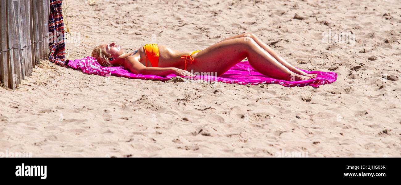 Dundee, Tayside, Scotland, UK, 18th July, 2022. UK Weather: Temperatures in North East Scotland reached 27°C in the morning. The lovely summer heatwave drew families, beach-goers, and sunbathers to Dundee Broughty Ferry beach to enjoy the warm July sun. Credit: Dundee Photographics/Alamy Live News Stock Photo