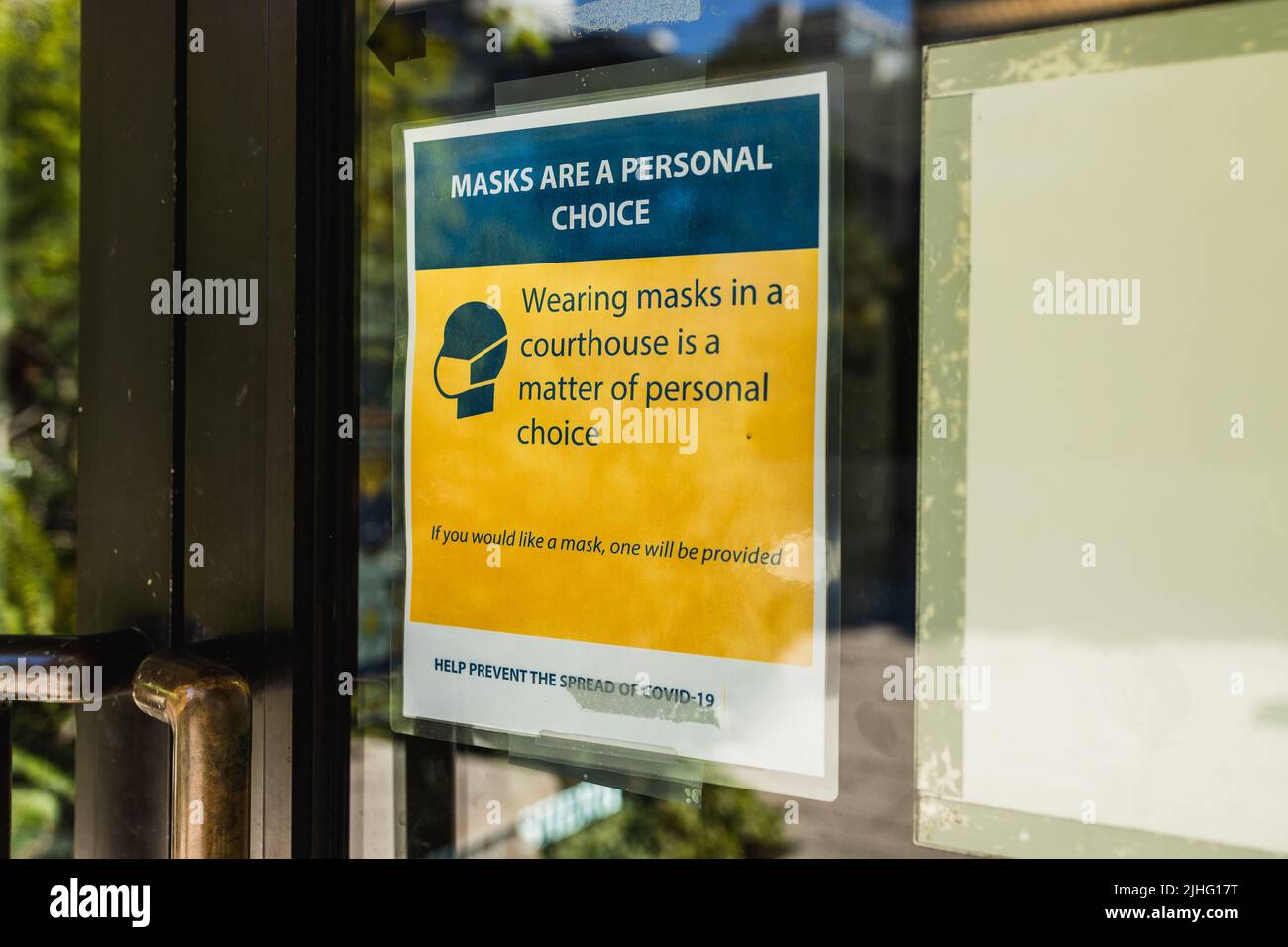 View of sign Wearing Masks in a courthouse is a matter of personal choice in downtown Vancouver Stock Photo
