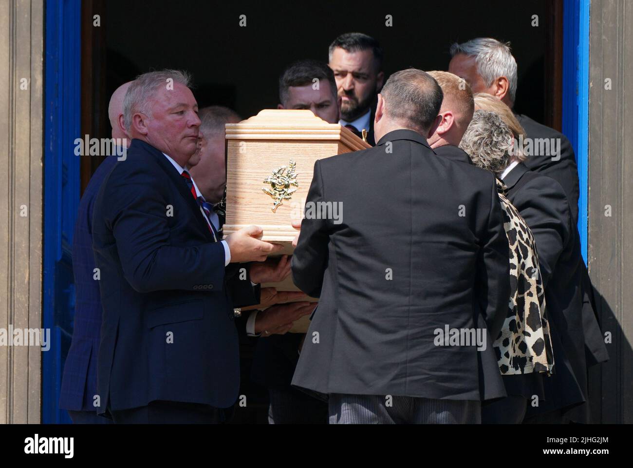 Former Rangers players Ally McCoist (front left) carries the casket after the funeral service of former Rangers goalkeeper Andy Goram, held at the Wellington Church, Glasgow. Goram who made 260 appearances for Rangers between 1991 and 1998, where he was simply known as 'The Goalie', died at the age of 58 on Saturday July 2, 2022. Picture date: Monday July 18, 2022. Stock Photo