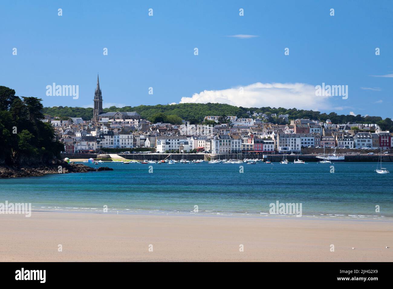 Ris beach with the Church of the Sacred Heart overlooking the town of Douarnenez in the background. Stock Photo