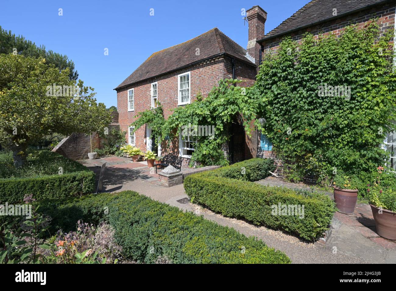 An English country cottage at Leeds castle Stock Photo Alamy