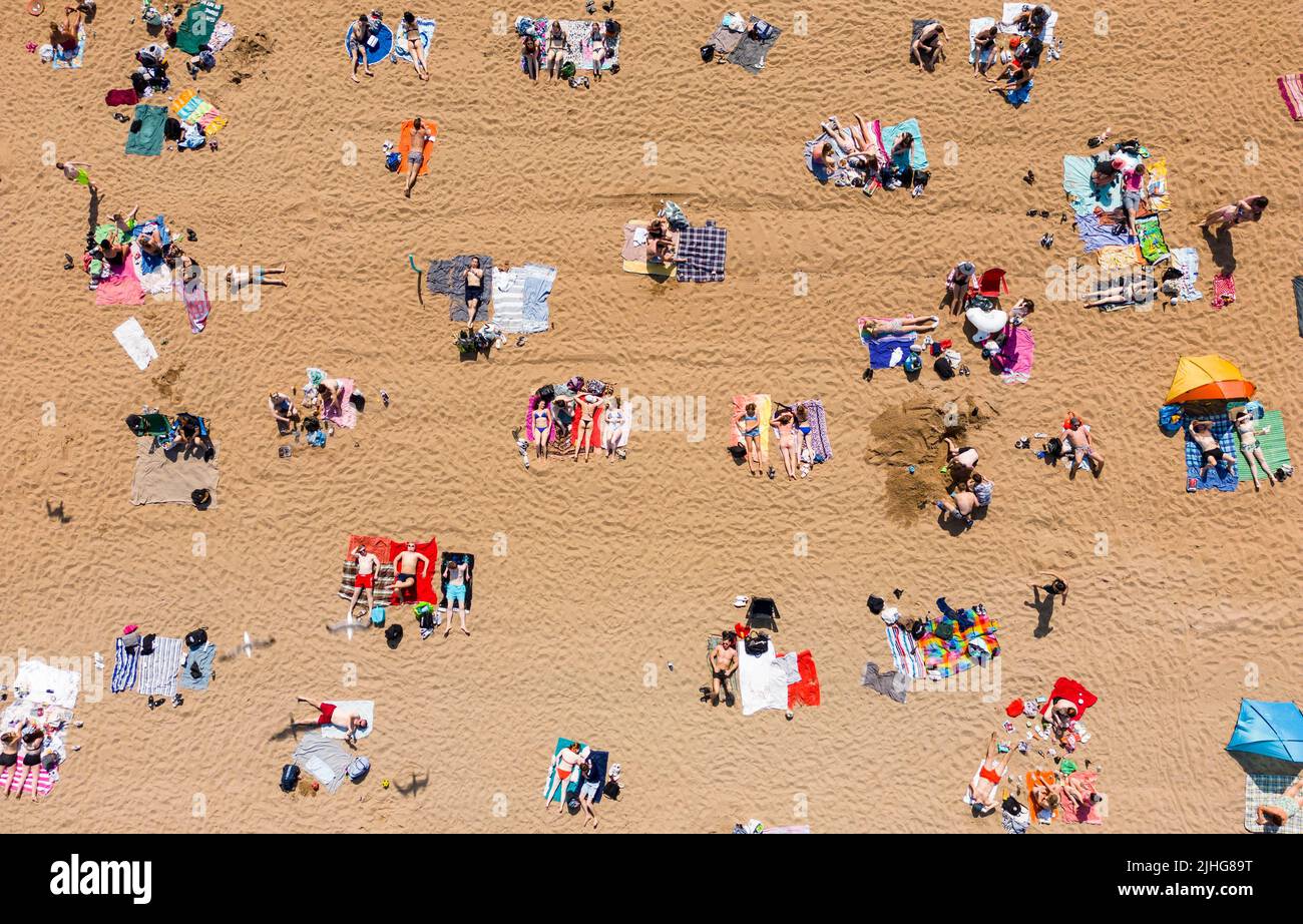 Edinburgh, Scotland, UK. 18 July 2022.  Very hot weather in Scotland with temperature reaching 31C in the east coast. The hot temperatures brought thousands of sun seekers to beaches along the Scottish coast . Pic; Ever popular Portobello beach outside Edinburgh was very busy. Iain Masterton/Alamy Live News Stock Photo