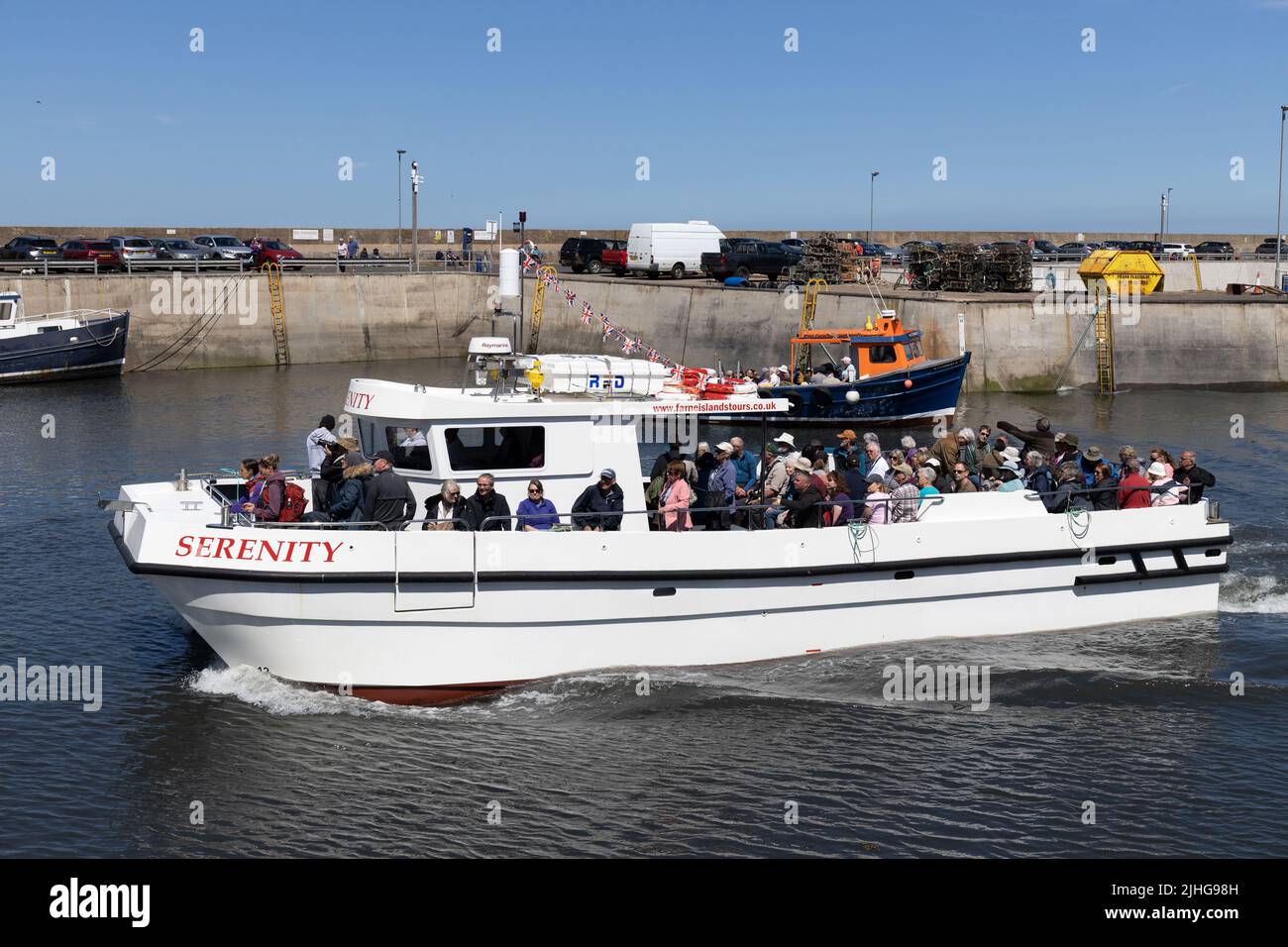 serenity-farne-islands-boat-trips-pleasure-craft-returning-to-the