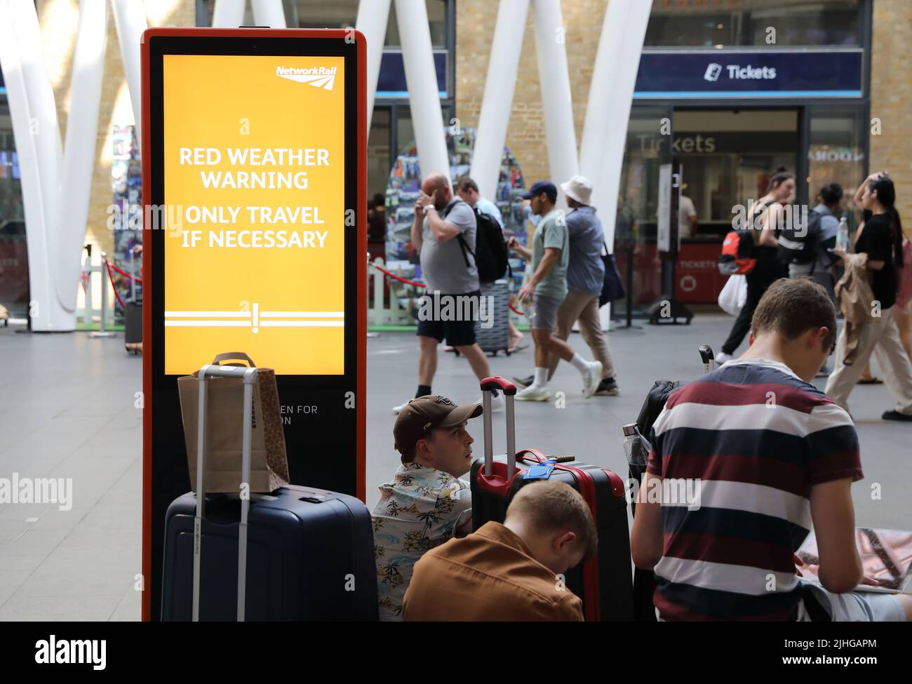 London, UK, 18th July 2022. Cancellations and severe restrictions on speed led to commuter and traveller misery on tubes and trains. As temperatures apparoached a record breaking 40 degrees signs at Kings Cross station warned travellers. Credit : Monica Wells/Alamy Live News Stock Photo